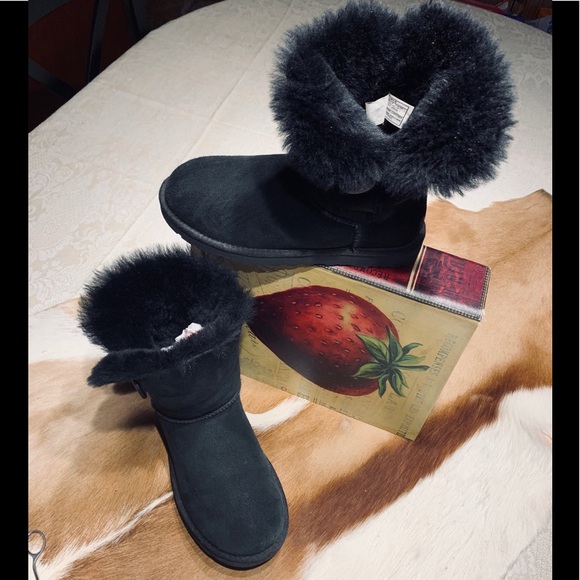 UGG Shoes - UGG 💯 NO SWEATY FEET💦BAILEY BUTTON EUC s 6 🎄🎁